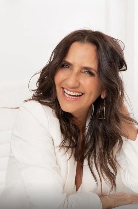 Jaqueline Santos de blazer branco, sorrindo